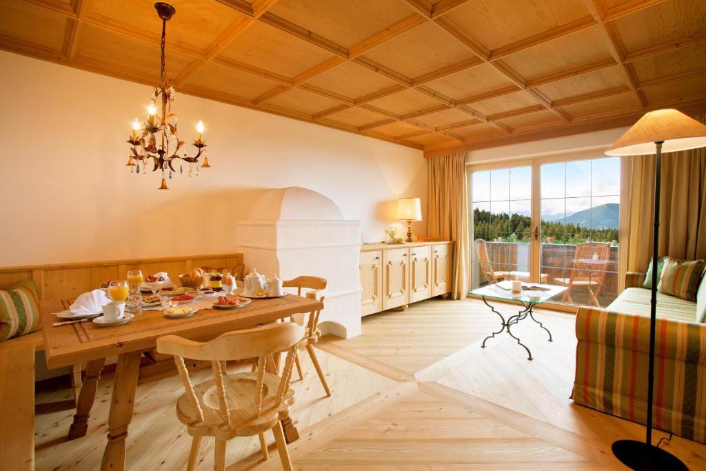 Hotel Laerchenhof Natur Seefeld in Tirol Bilik gambar